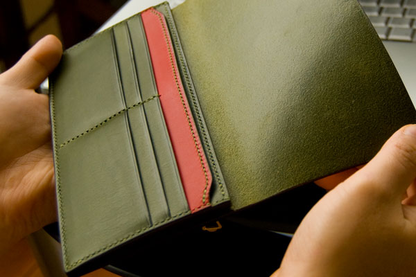 イタリア語で『滑らか liscio』を意味するミネルバリスシオ革：長財布その魅力とは