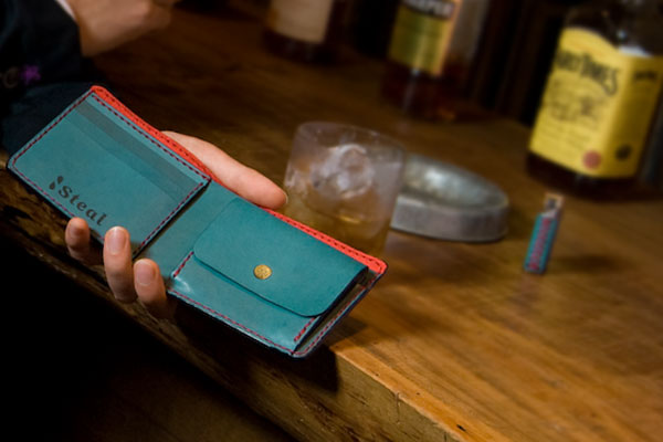 二つ折り財布はカジュアルで遊びが効いたものが人気！